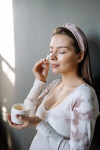 「目のまわり」は別格のケアが必要。クマ・むくみ・小じわに効く成分と正しい使い方